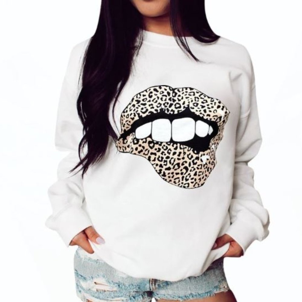 NWT Serenity Pullover White Leopard Lips Print